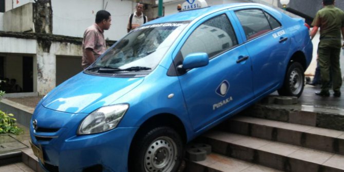 Taksi Kesasar dan Tersangkut di Tangga Balaikota Jakarta 